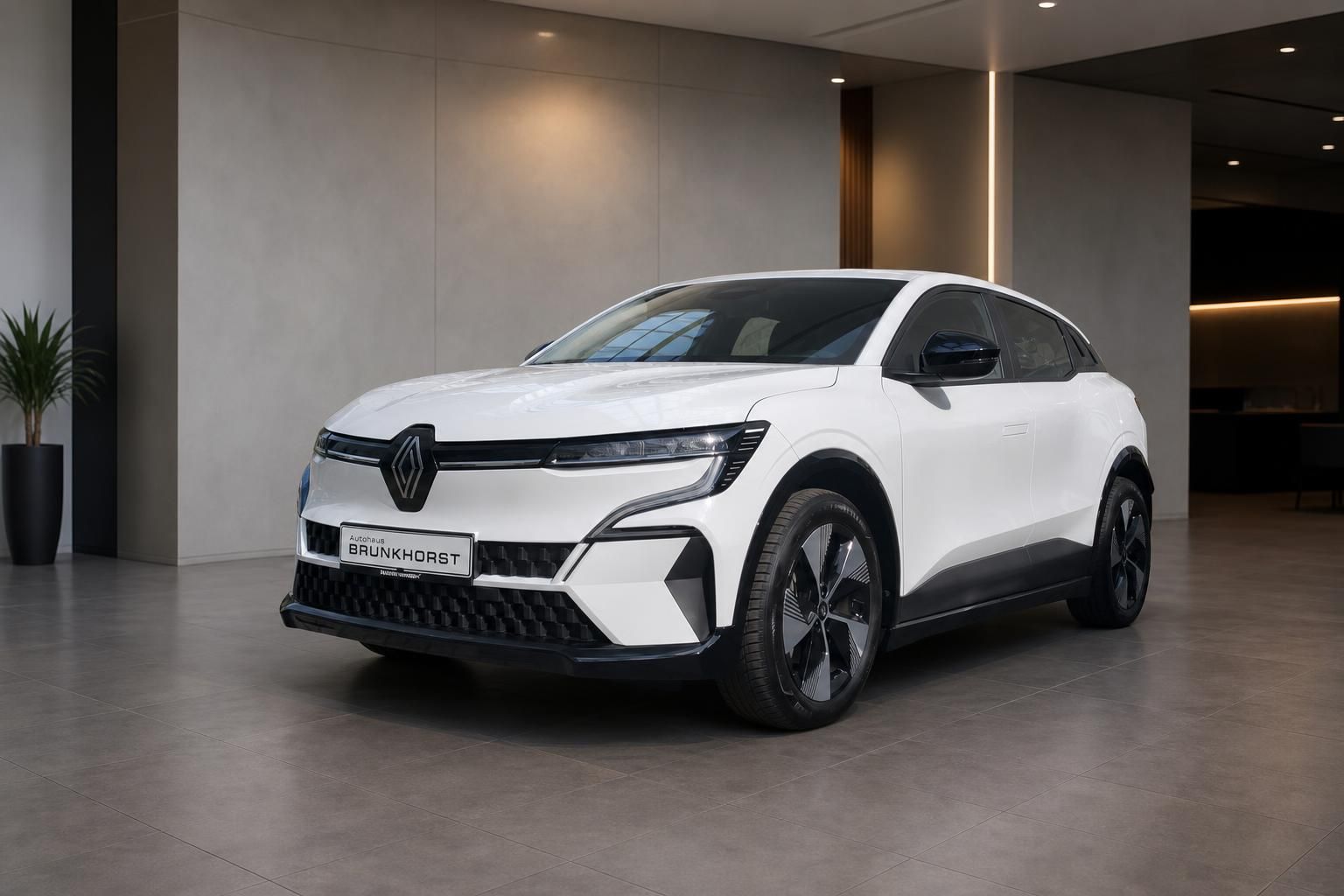 Weißer Renault Megane SUV Seitenansicht im Autohaus - moderne Crossover Limousine mit schwarzen Akzenten