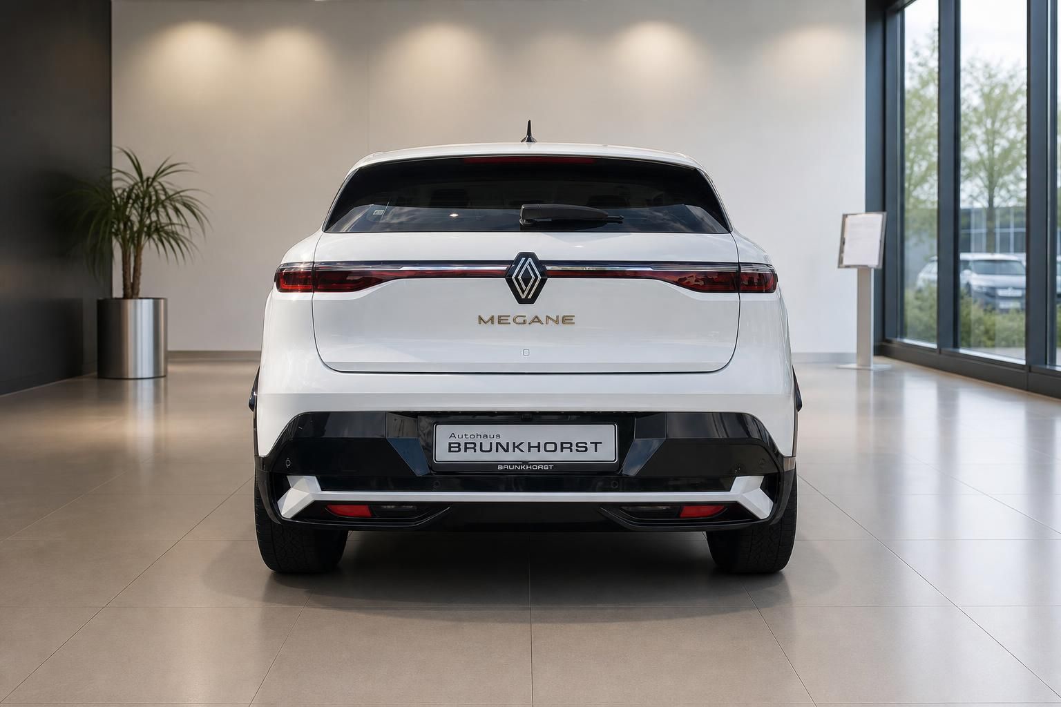 Weißer Renault Megane Heckansicht im Autohaus - elegante Rückleuchten und moderne Fahrzeugsilhouette