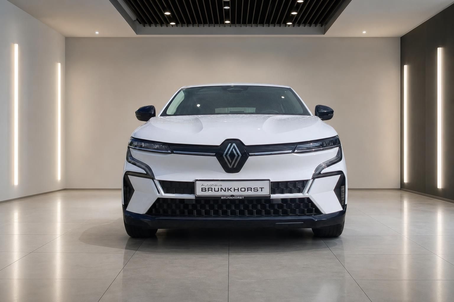 Weißer Renault Frontansicht im Autohaus Showroom - modernes Elektrofahrzeug mit LED-Scheinwerfern