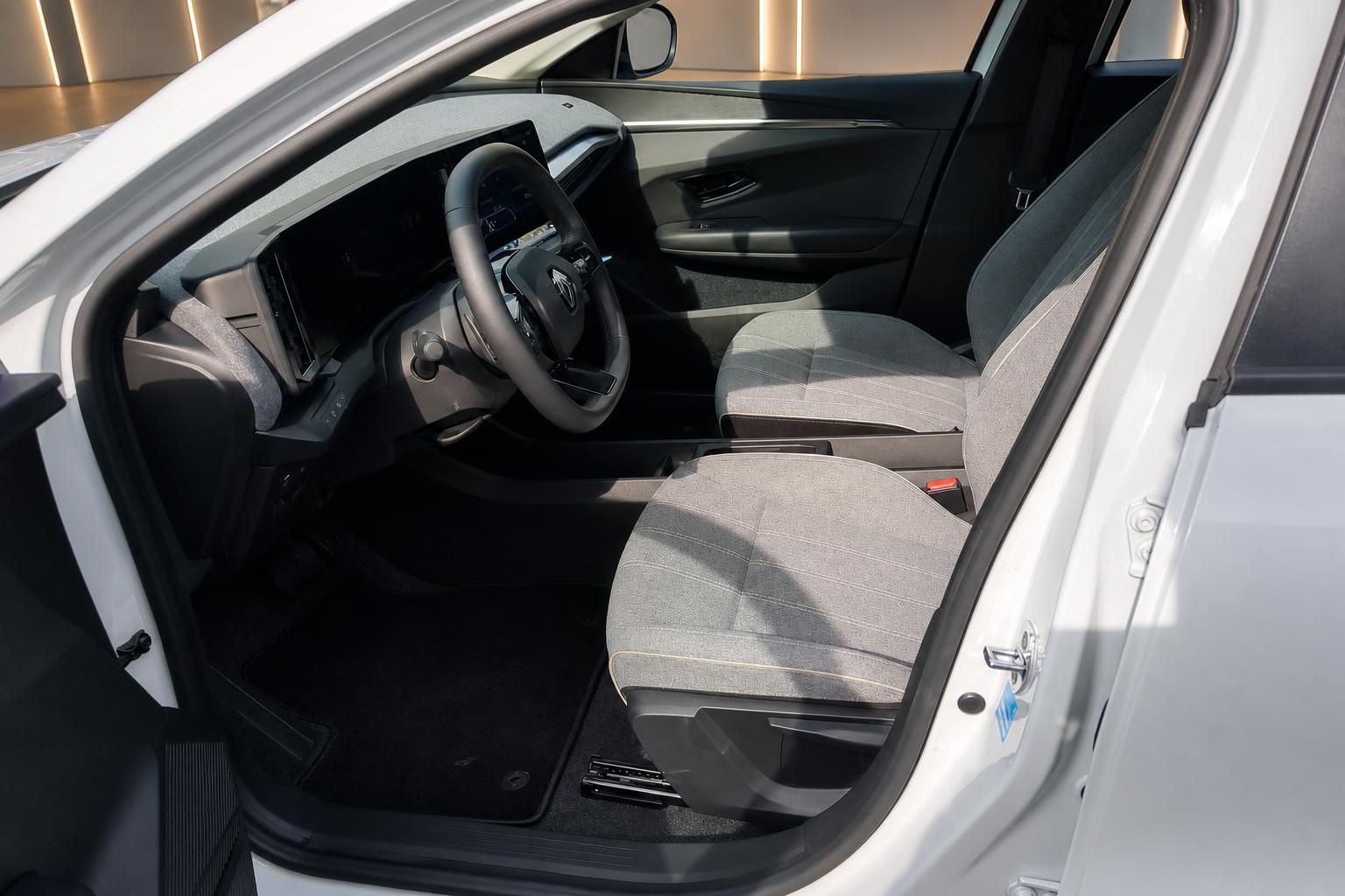 Renault Innenraum Fahrersitz - moderne Stoffsitze in Grau mit ergonomischem Design und Komfortausstattung