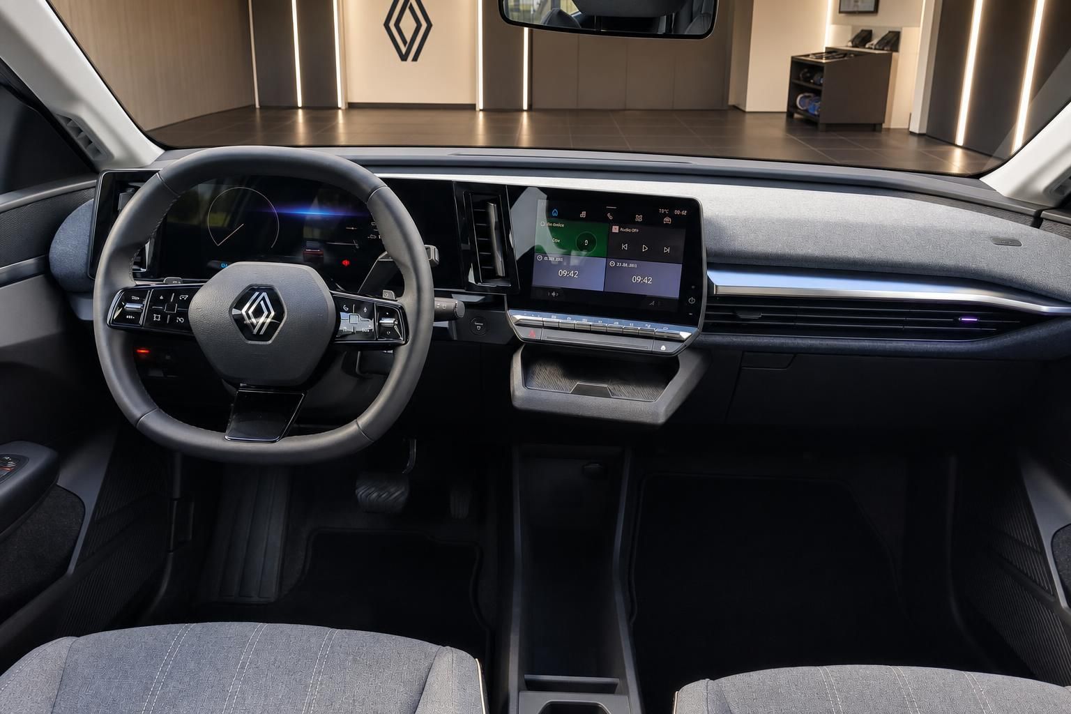 Renault Cockpit mit digitalem Display, Lenkrad und Touchscreen im modernen Innenraum