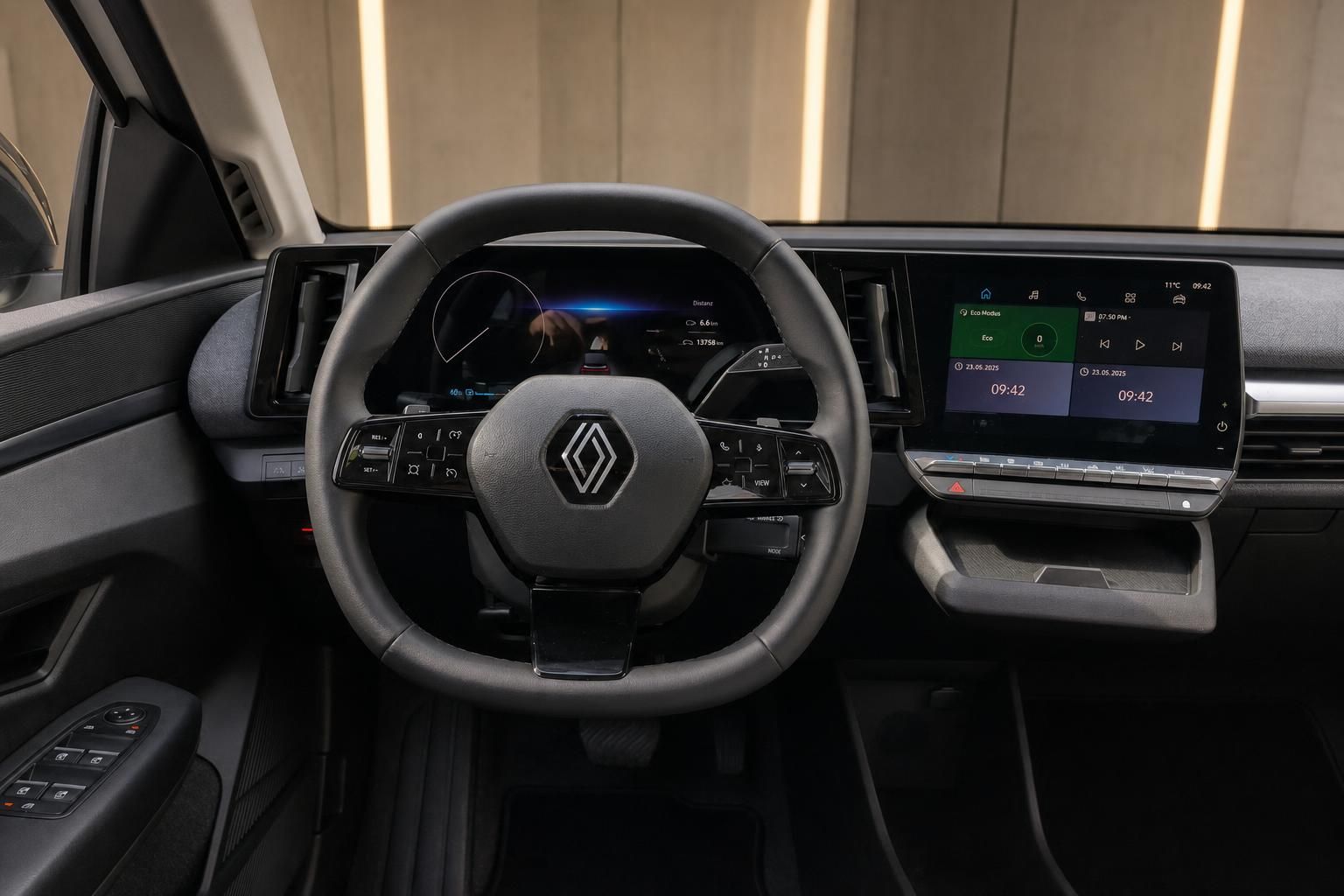 Renault Cockpit und Armaturenbrett - digitales Display, Touchscreen und modernes Lenkrad mit Bedienelementen