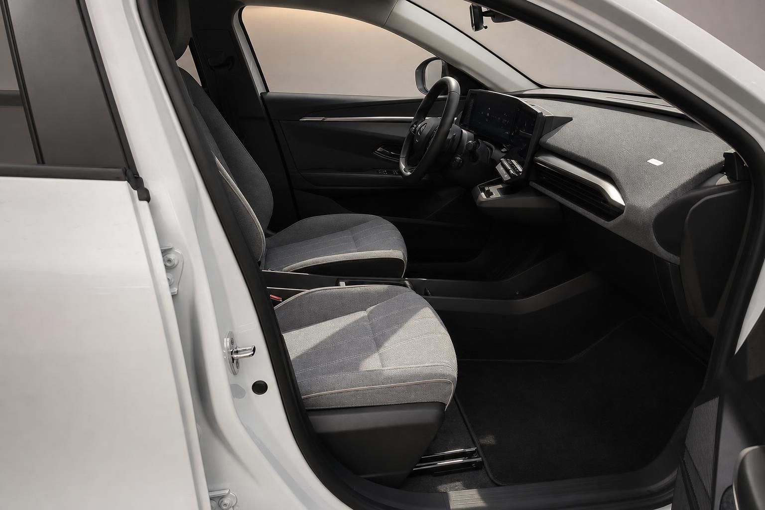 Innenraum eines weißen Fahrzeugs mit grauen Sitzen und modernem Armaturenbrett