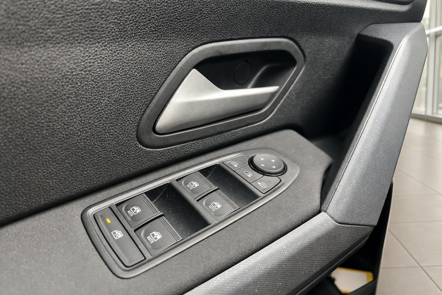 Fahrzeugtür Innenverkleidung mit elektrischen Fensterheberschaltern und Türgriff