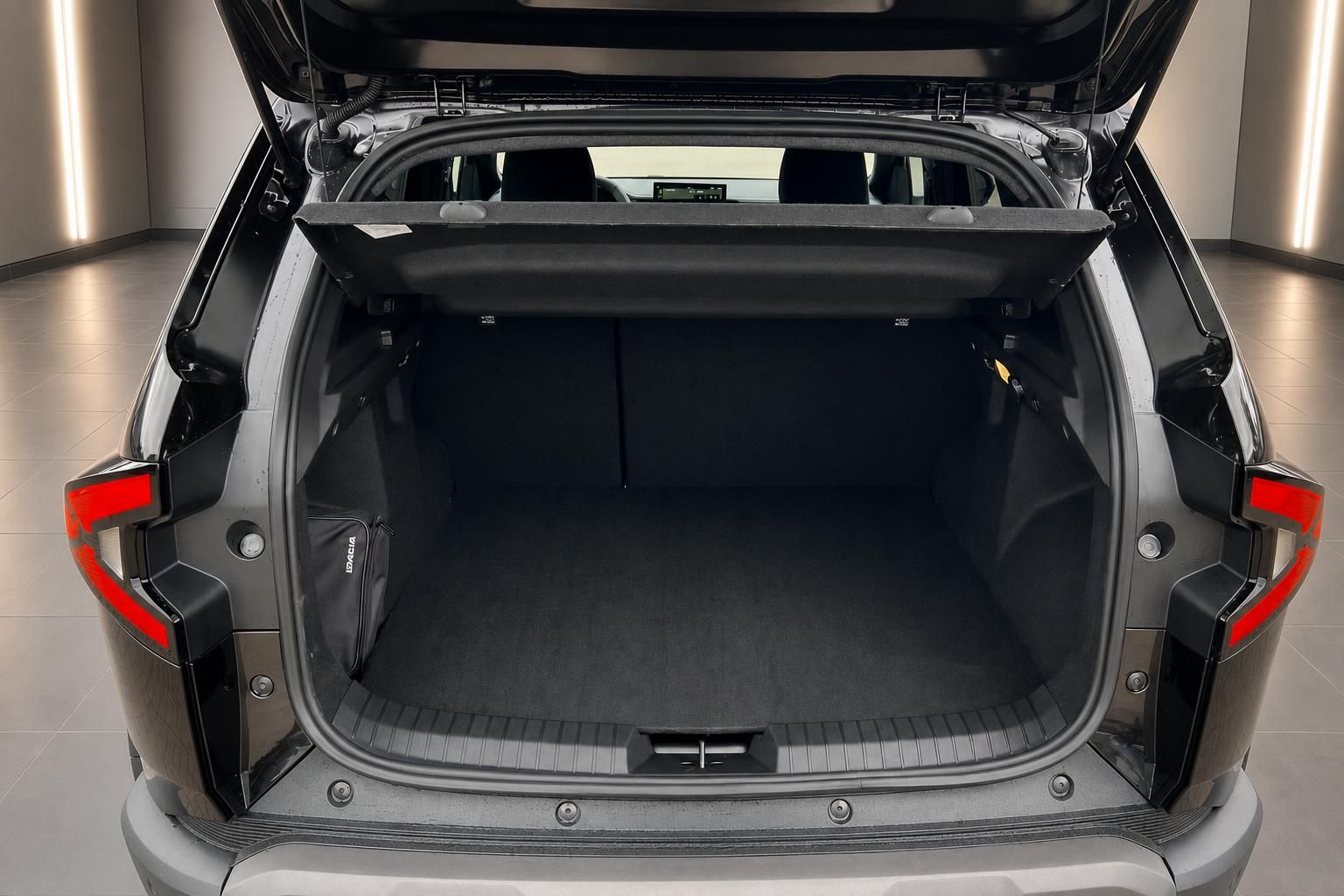 Dacia SUV Kofferraum geöffnet – geräumiger Laderaum mit Gepäcktasche und umklappbaren Rücksitzen
