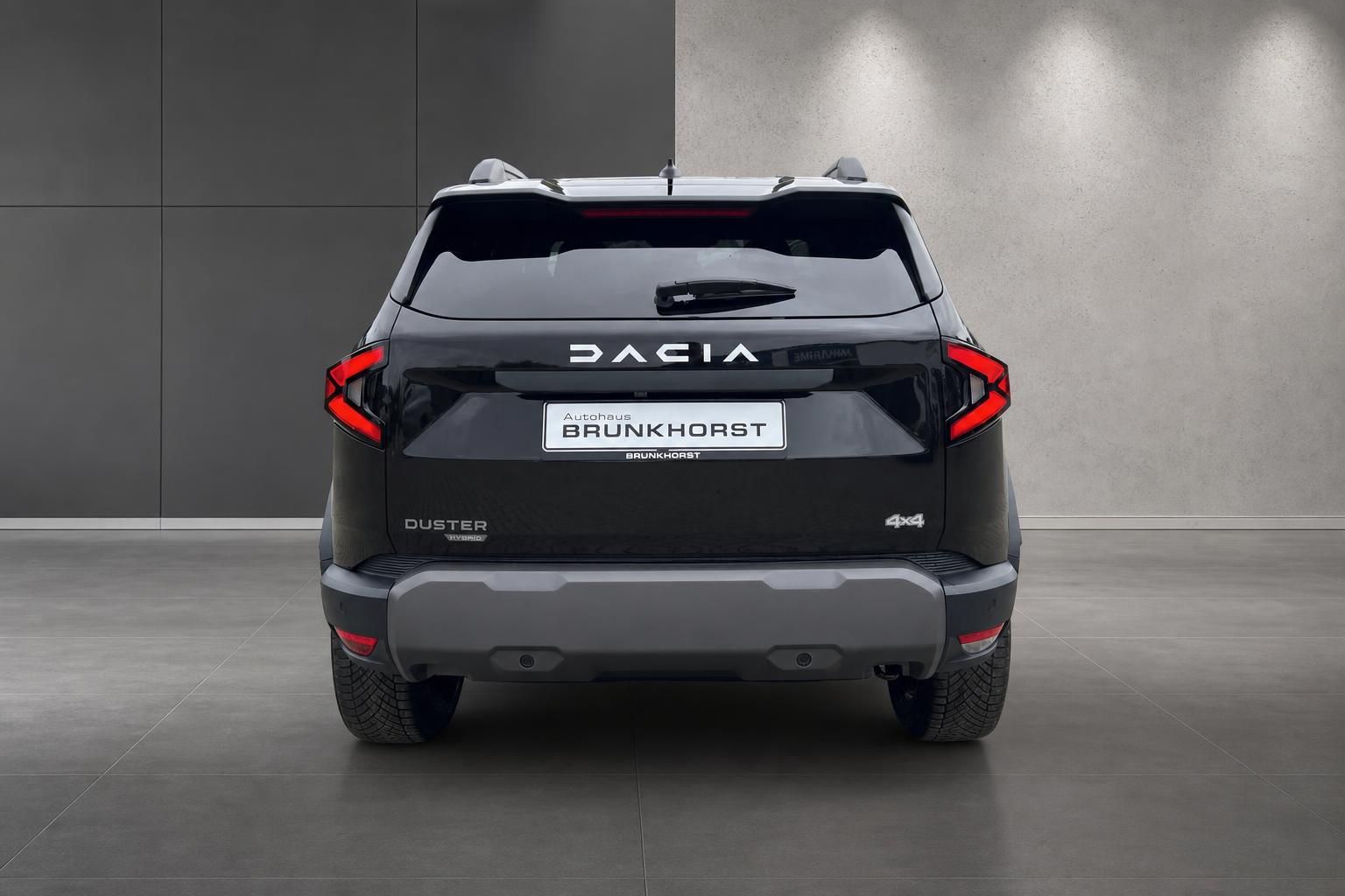 Dacia Duster Hybrid 4x4 schwarz Heckansicht im Showroom – Autohaus Brunkhorst