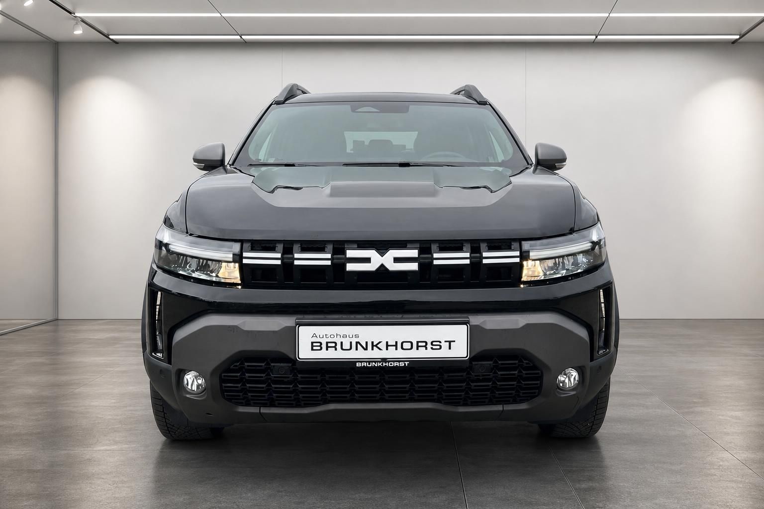 Dacia Duster SUV schwarz Frontansicht im Showroom – Autohaus Brunkhorst