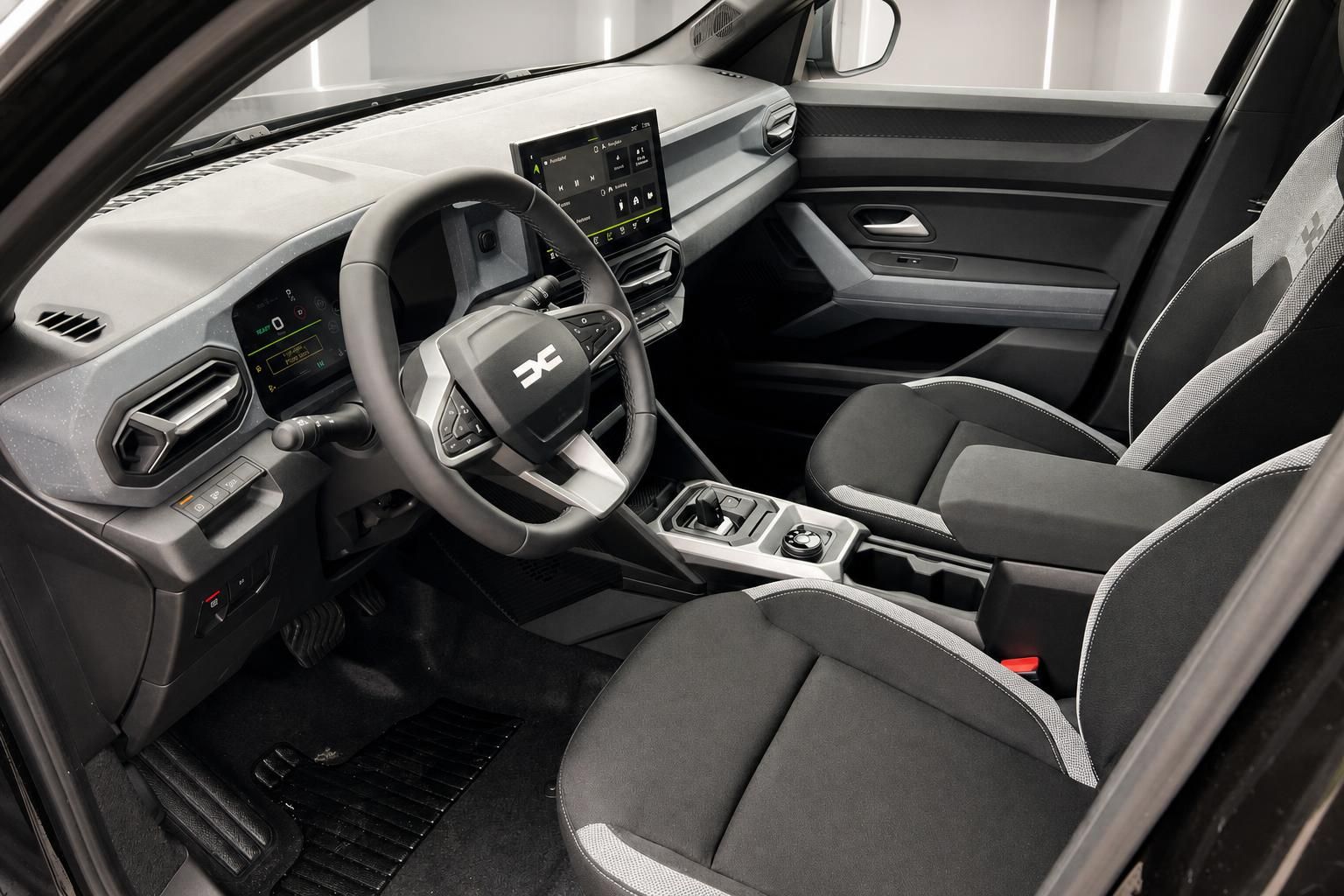 Dacia Duster Innenraum Fahrersitz und Beifahrersitz mit Mittelkonsole und Infotainment