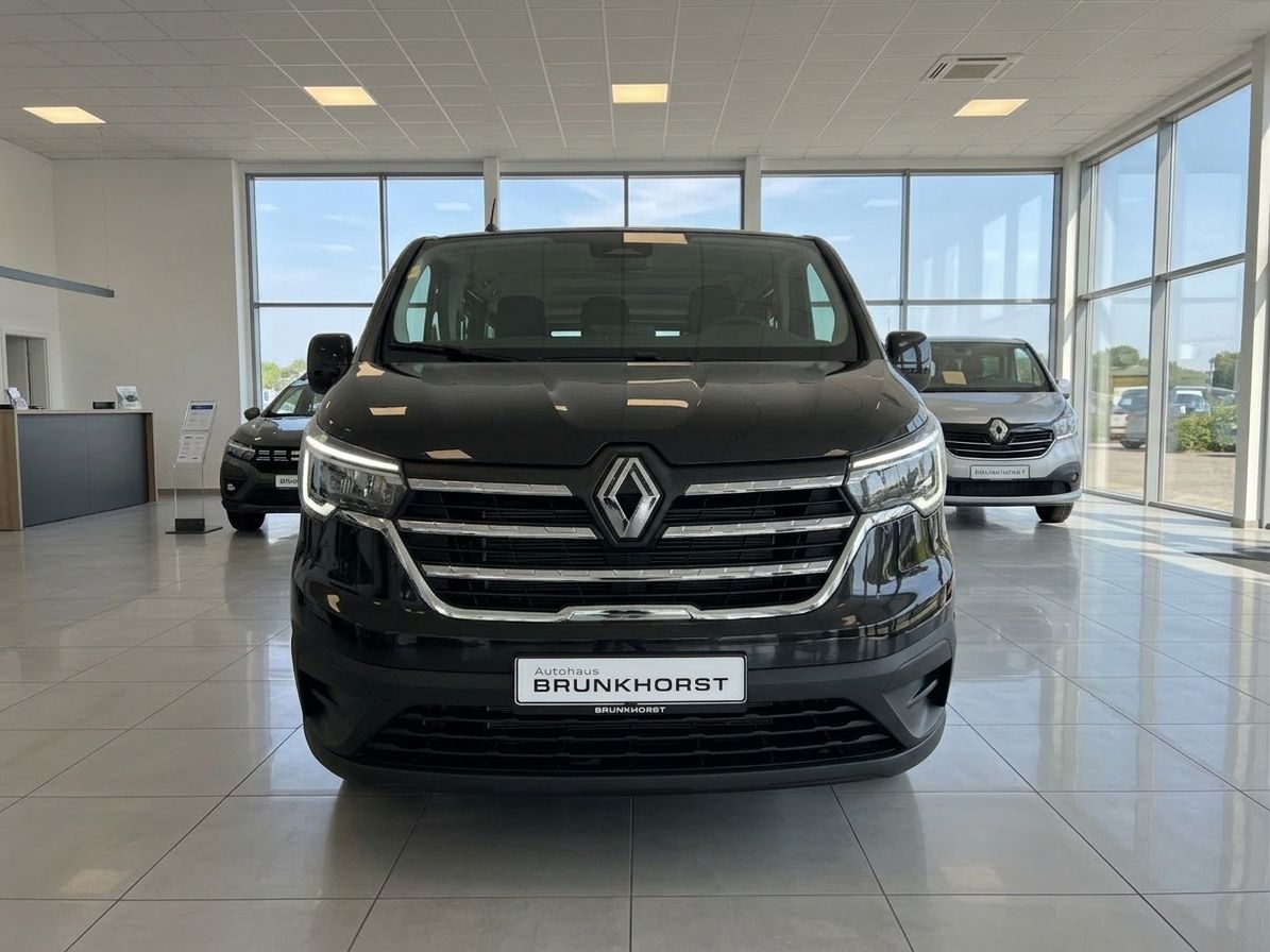 Renault Van in schwarz - Frontansicht im Autohaus Brunklhorst Showroom