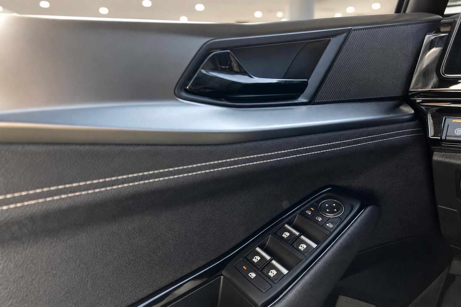 Renault Türverkleidung mit Fensterhebern und Griff im Detail