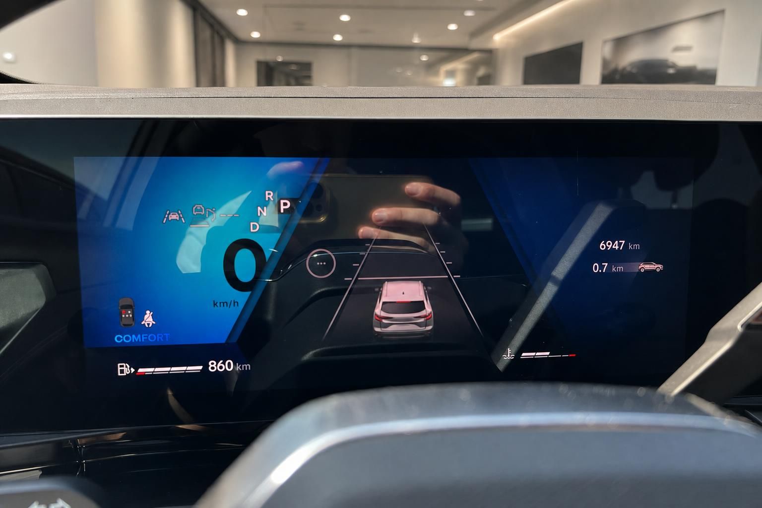 Digitales Cockpit mit Rückfahrkamera-Anzeige im SUV Interieur