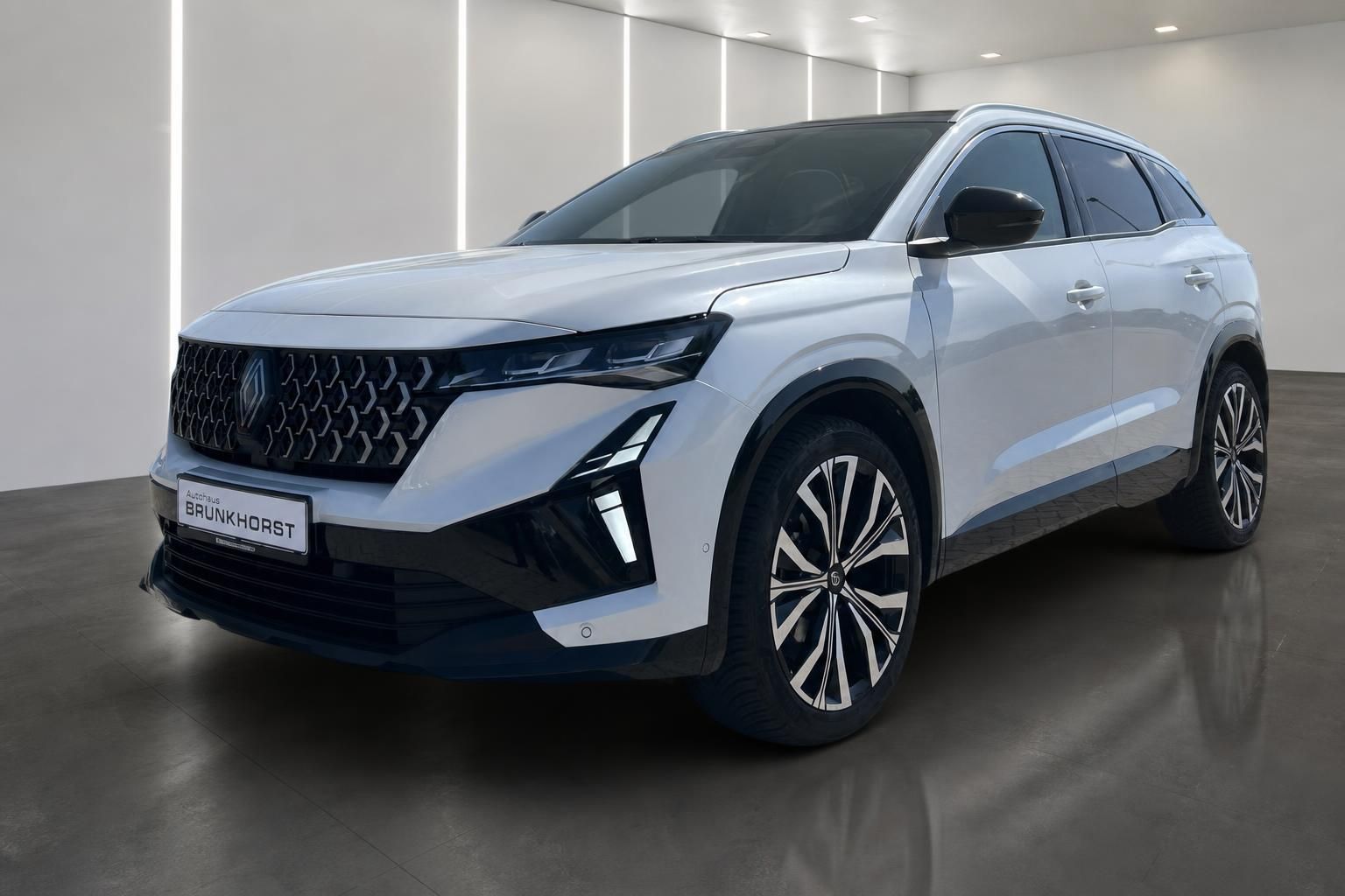 Renault Austral weiß in Seitenansicht vorne im Autohaus Brunkhorst