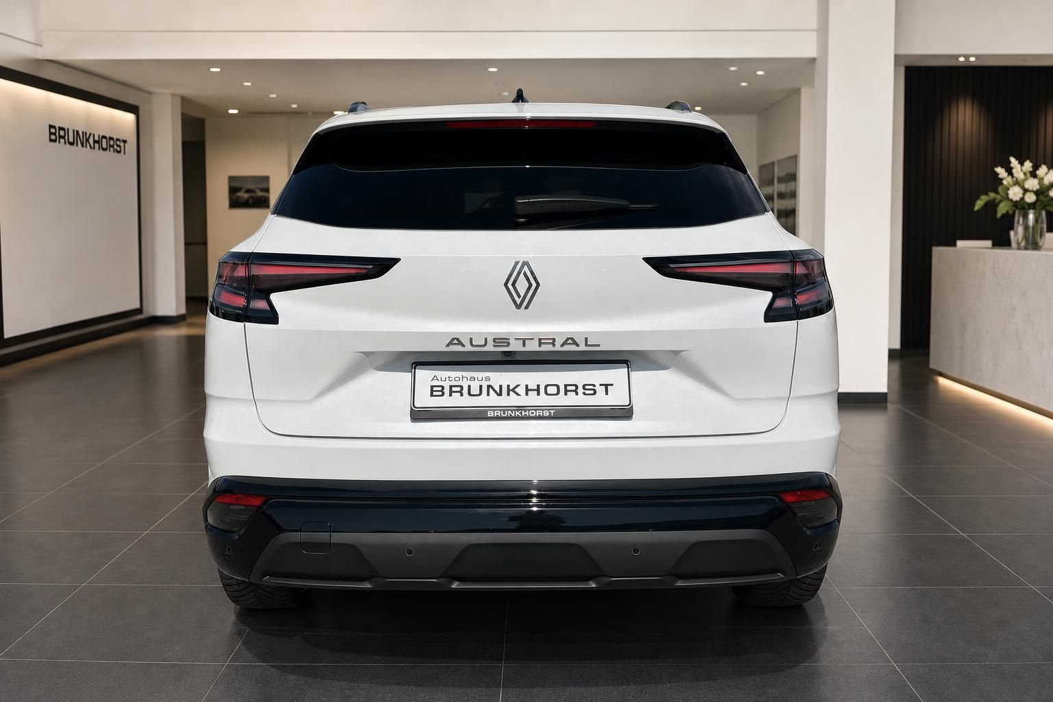Renault Austral weiß Heckansicht im Showroom Autohaus Brunkhorst