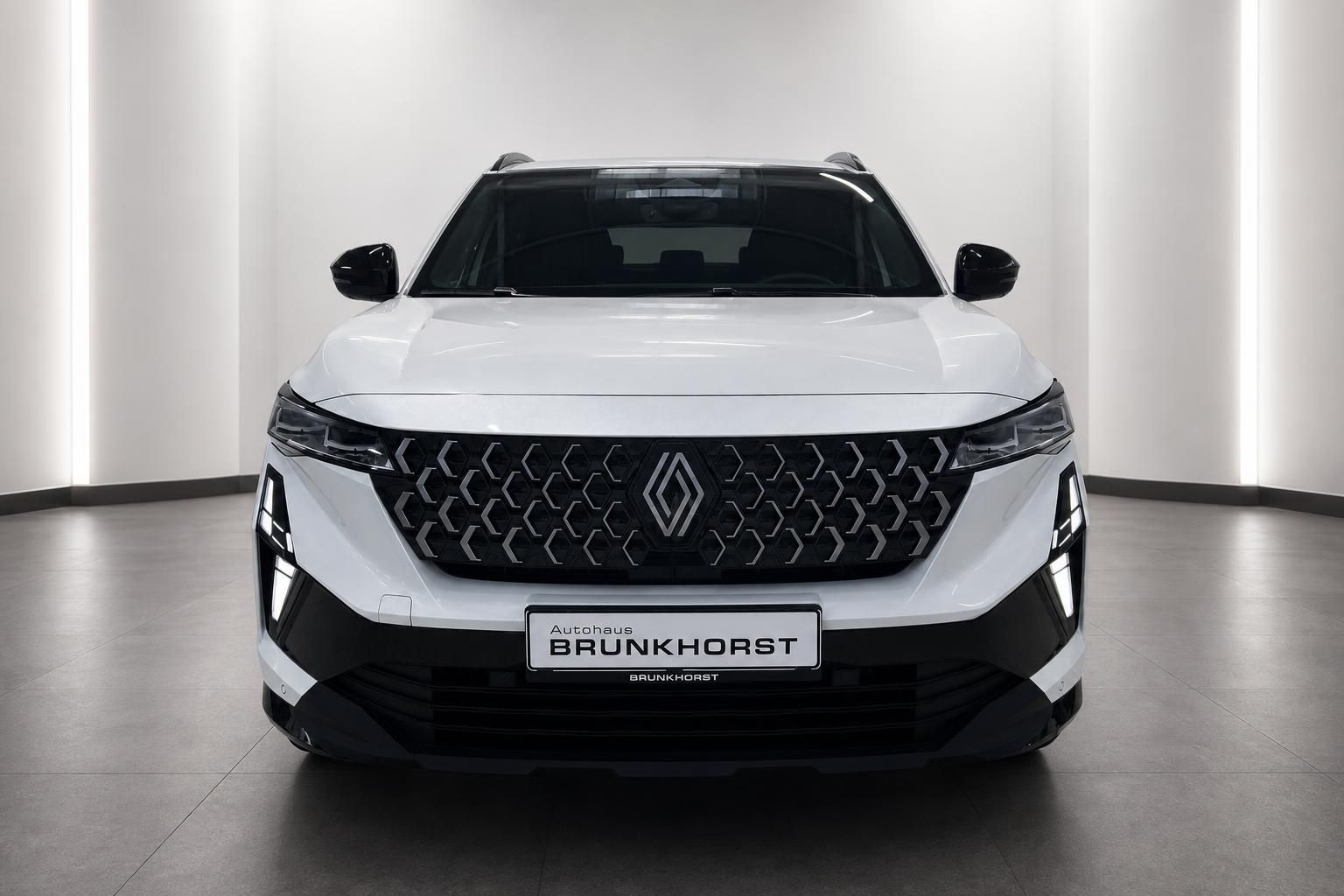 Renault Austral weiß Frontansicht mit Kühlergrill im Autohaus Brunkhorst