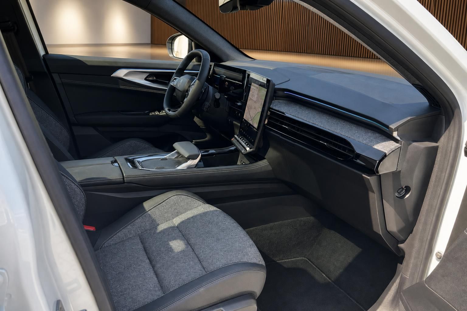 Renault Innenraum: Vordersitze, Mittelkonsole und Touchscreen-Navigation
