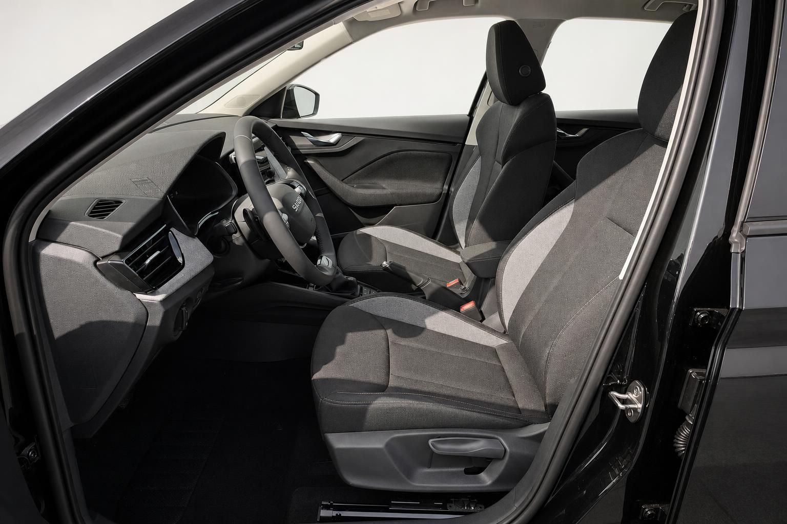 Skoda Innenraum mit Fahrersitz und Lenkrad von der Seite