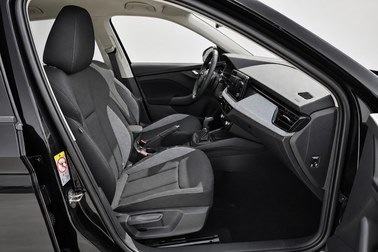 Skoda Innenraum mit Blick auf Fahrersitz und Armaturenbrett