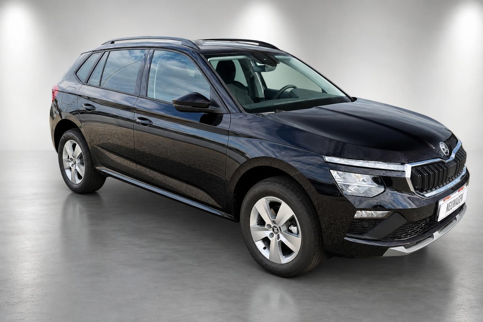 Skoda Kamiq schwarz, Frontansicht schraeg, Studioaufnahme