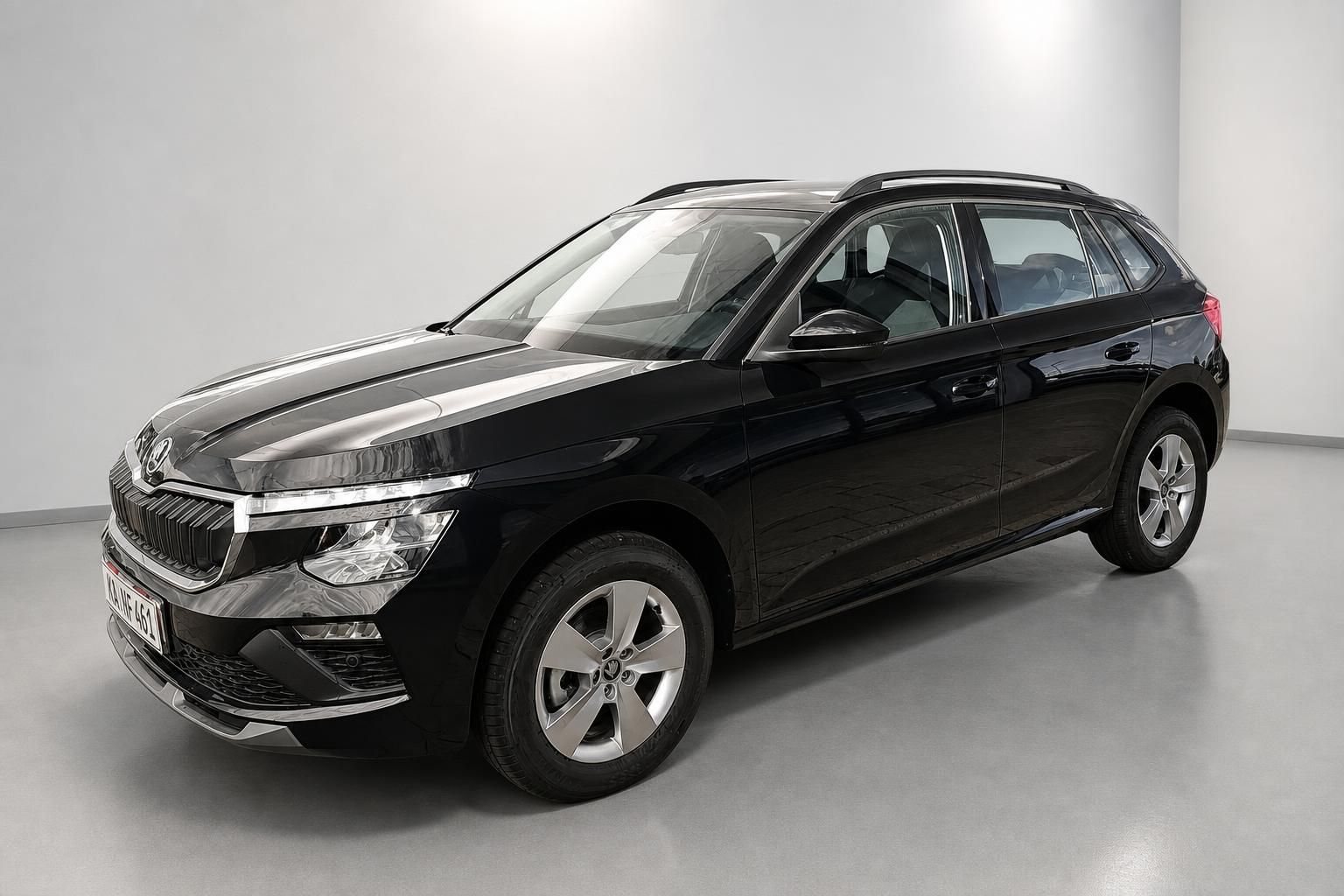 Skoda Kamiq schwarz, Frontansicht schraeg, Neuwagen