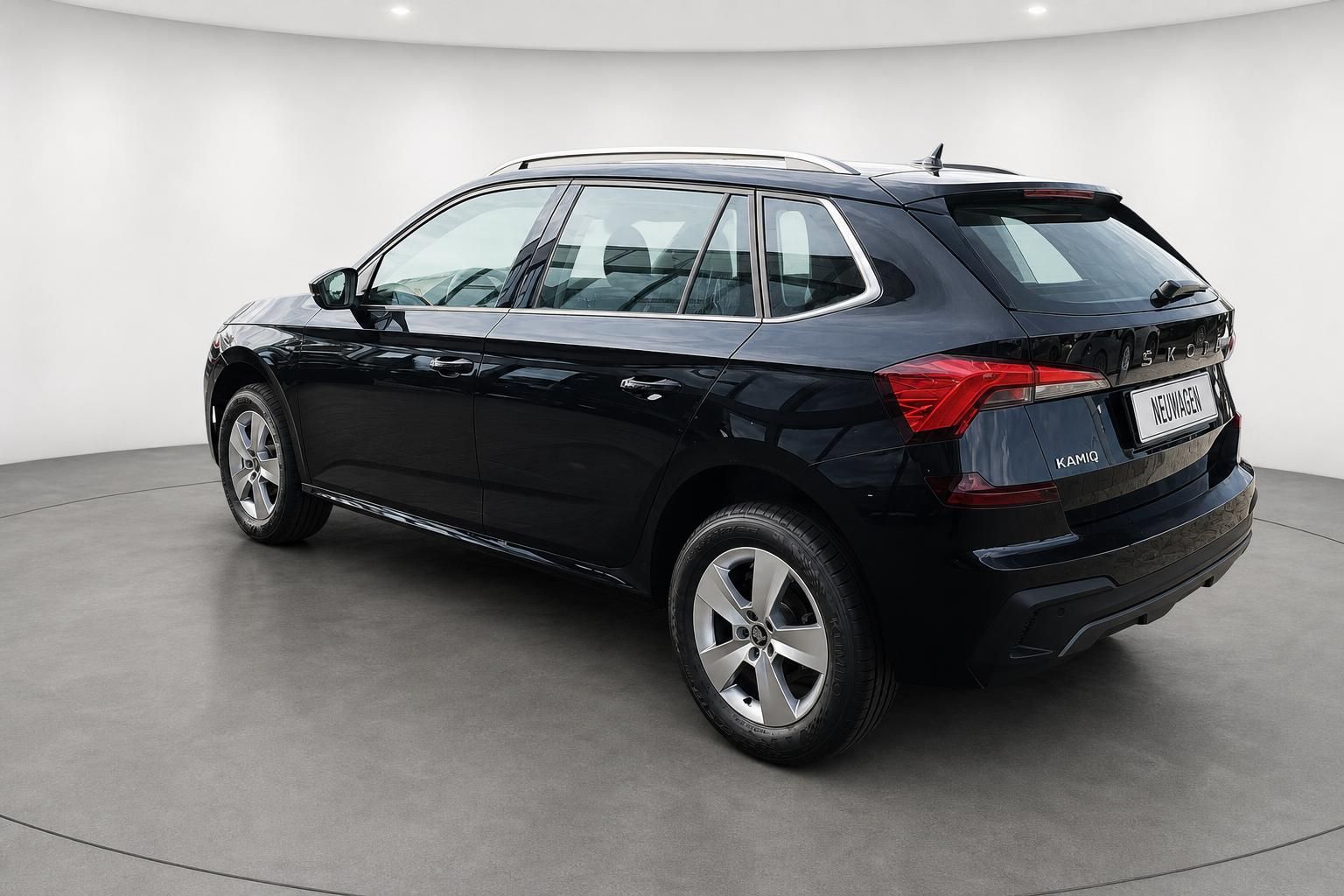 Skoda Kamiq schwarz, Heckansicht schraeg, Studioaufnahme