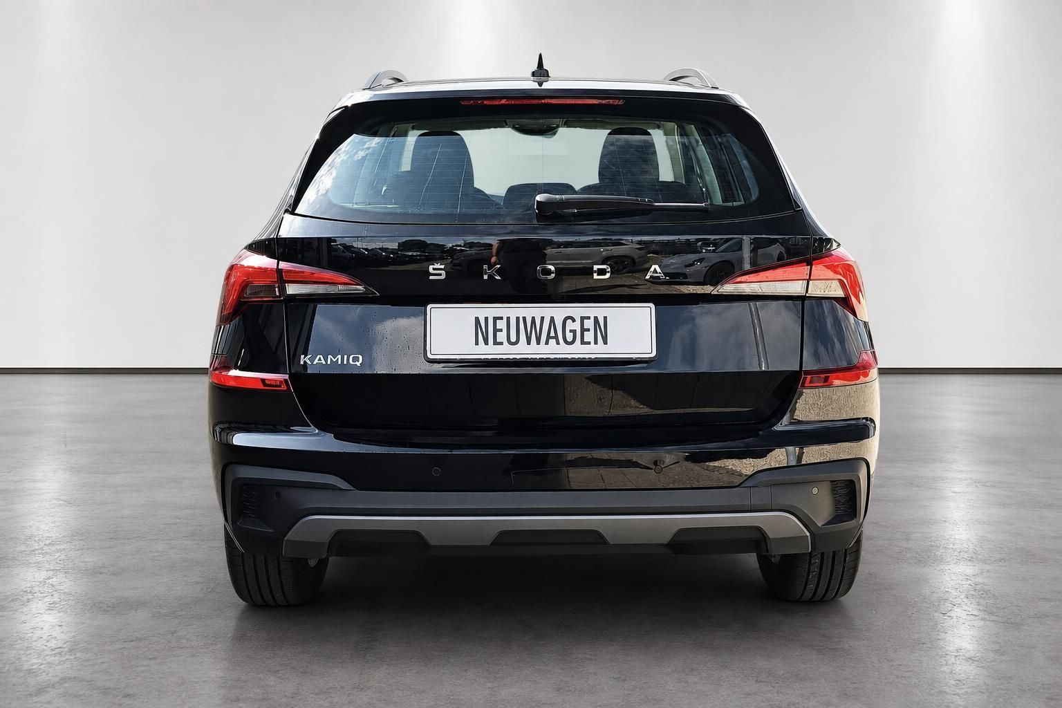 Skoda Kamiq schwarz Heckansicht Neuwagen Studioaufnahme