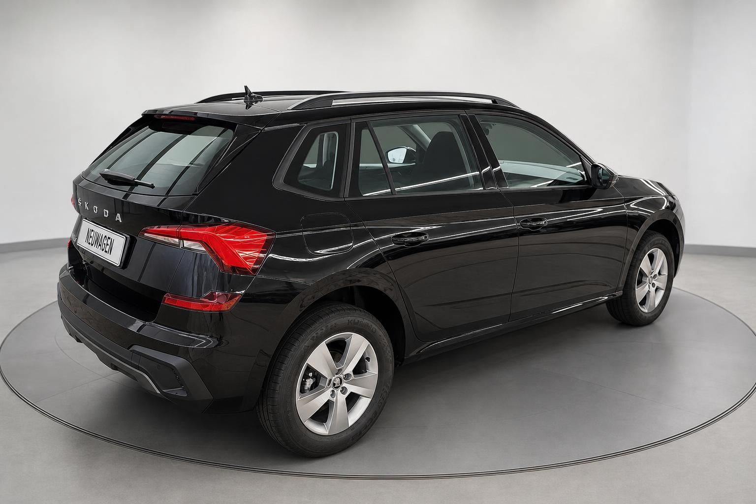 Skoda Kamiq schwarz Heck seitlich Neuwagen Studiofoto