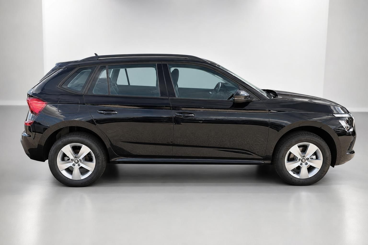 Skoda Kamiq schwarz Seitenansicht Neuwagen im Studio
