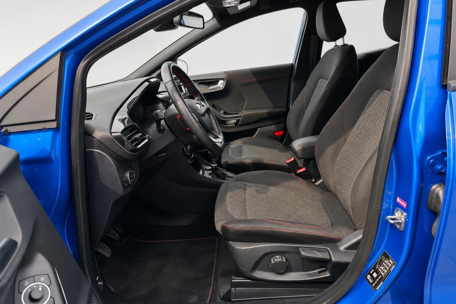 Ford Puma Innenraum mit Vordersitzen und Cockpit, blaue Karosserie