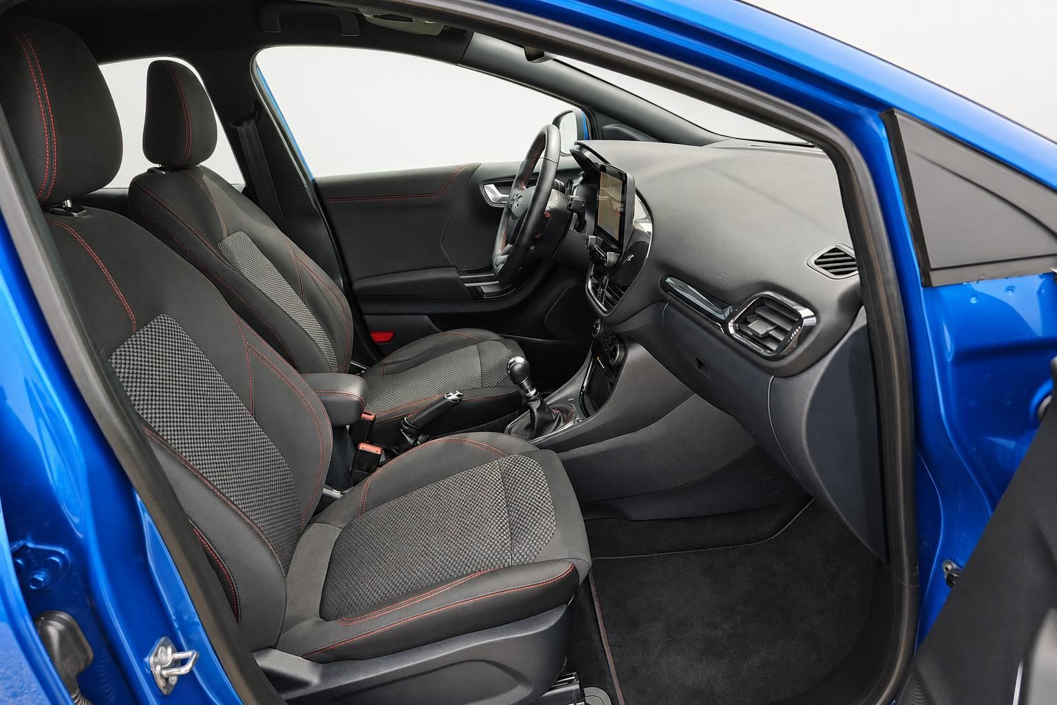 Ford Puma Innenraum Blick auf Sitze, Lenkrad und Armaturenbrett