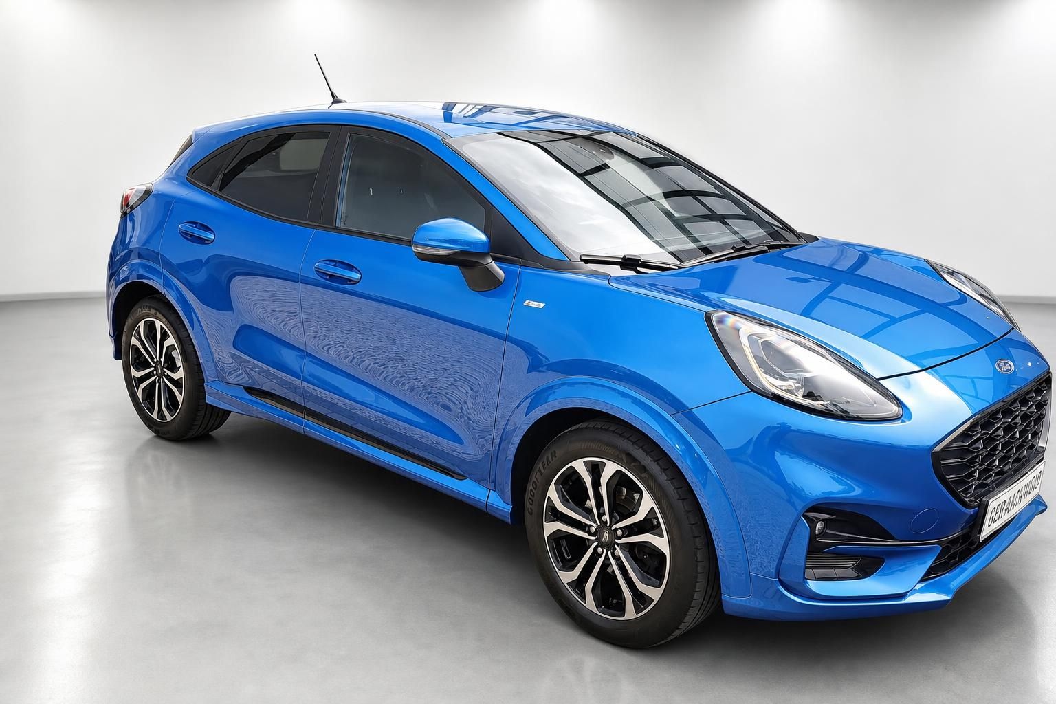 Ford Puma blau Frontansicht seitlich im Studio