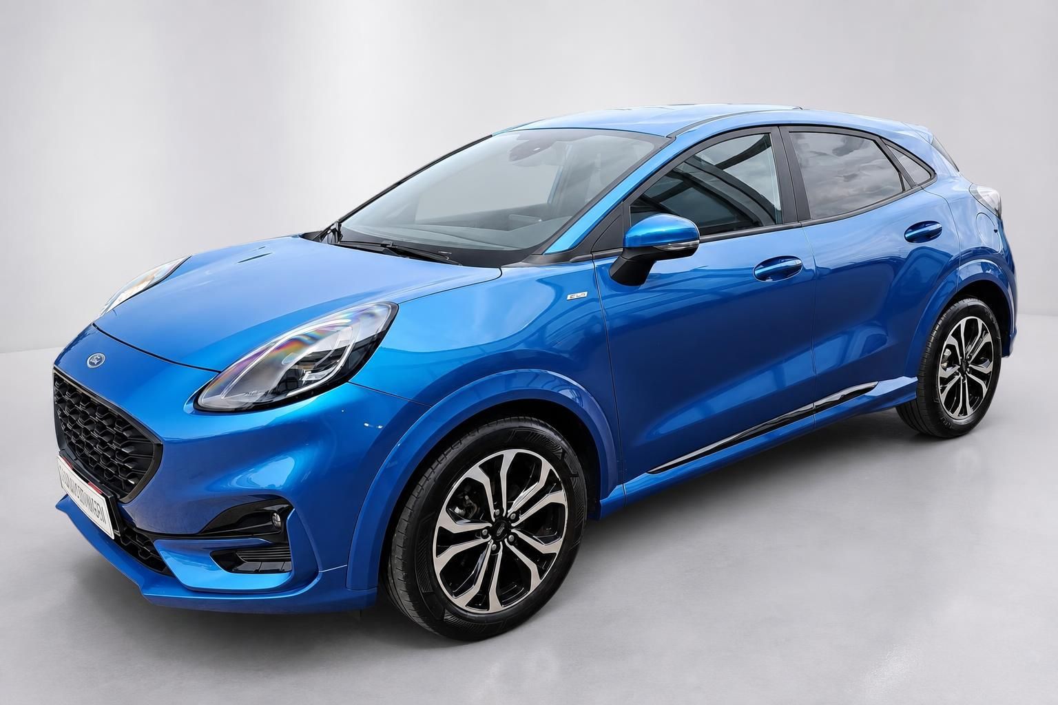 Ford Puma blau Frontansicht schraeg im Studio