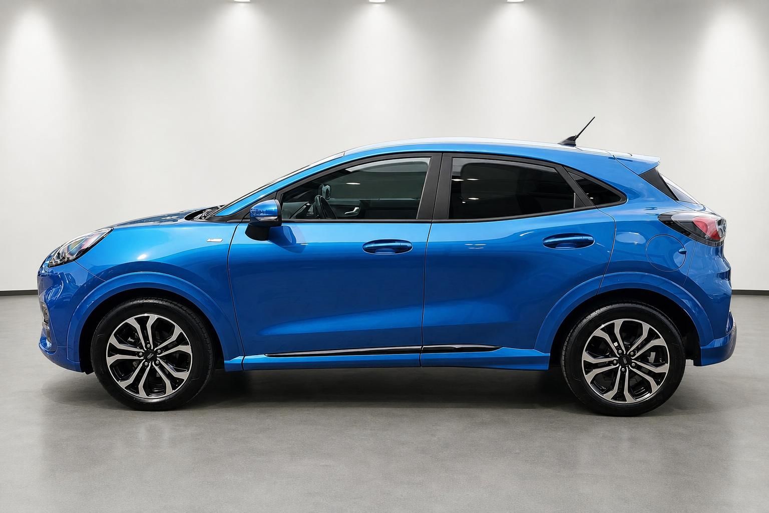 Ford Puma blau Seitenansicht Studioaufnahme