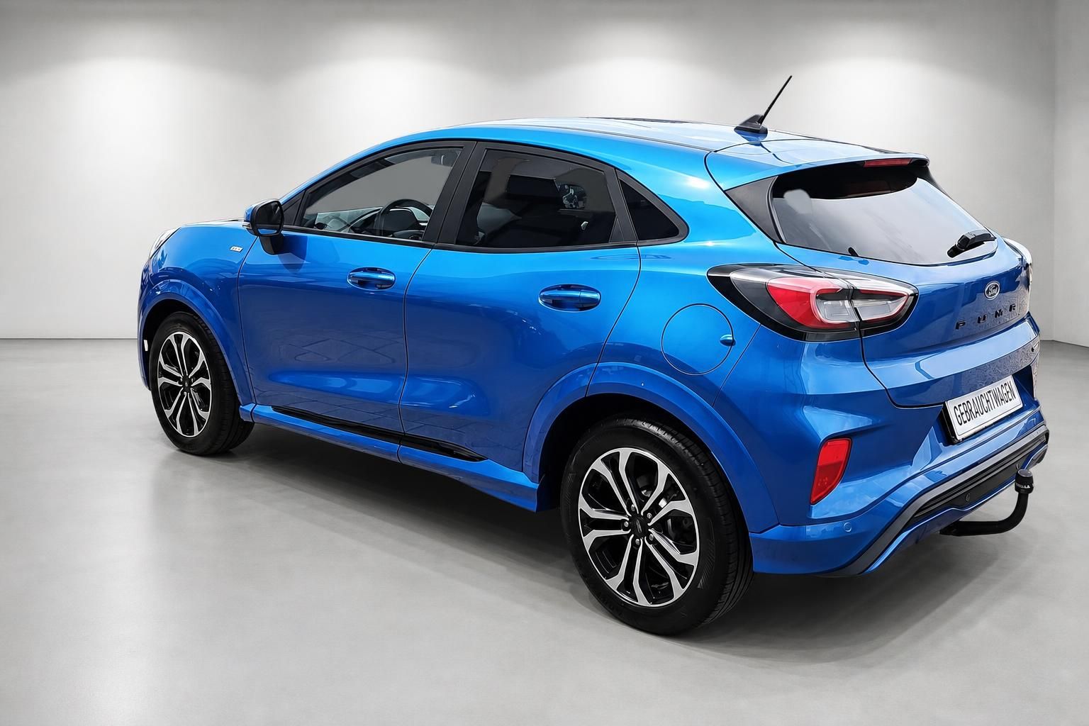 Ford Puma blau Heckansicht mit Anhaengerkupplung