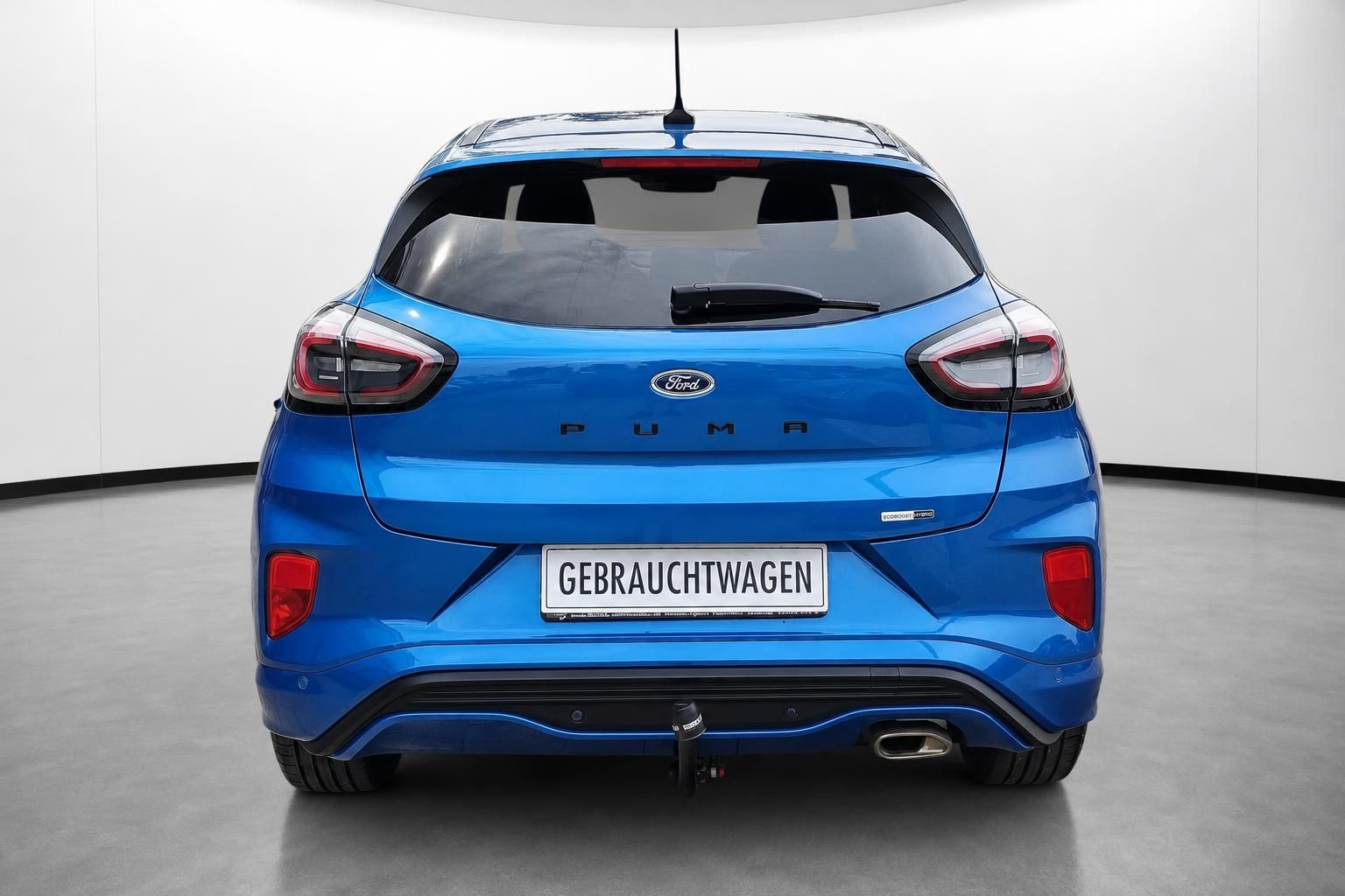 Ford Puma blau Heckansicht Gebrauchtwagen mit Anhaengerkupplung