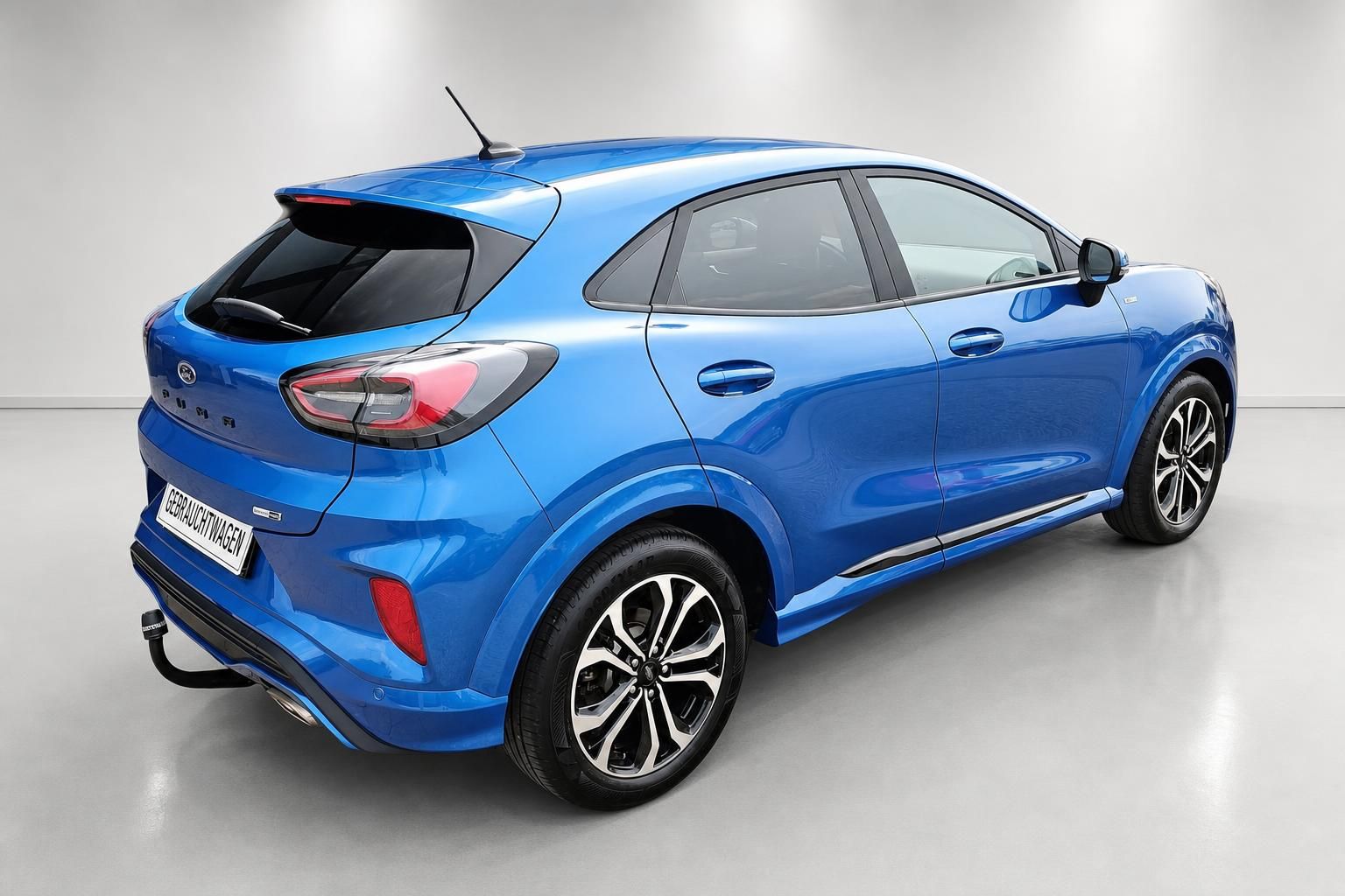 Ford Puma blau Heck-Seitenansicht Gebrauchtwagen mit Anhaengerkupplung