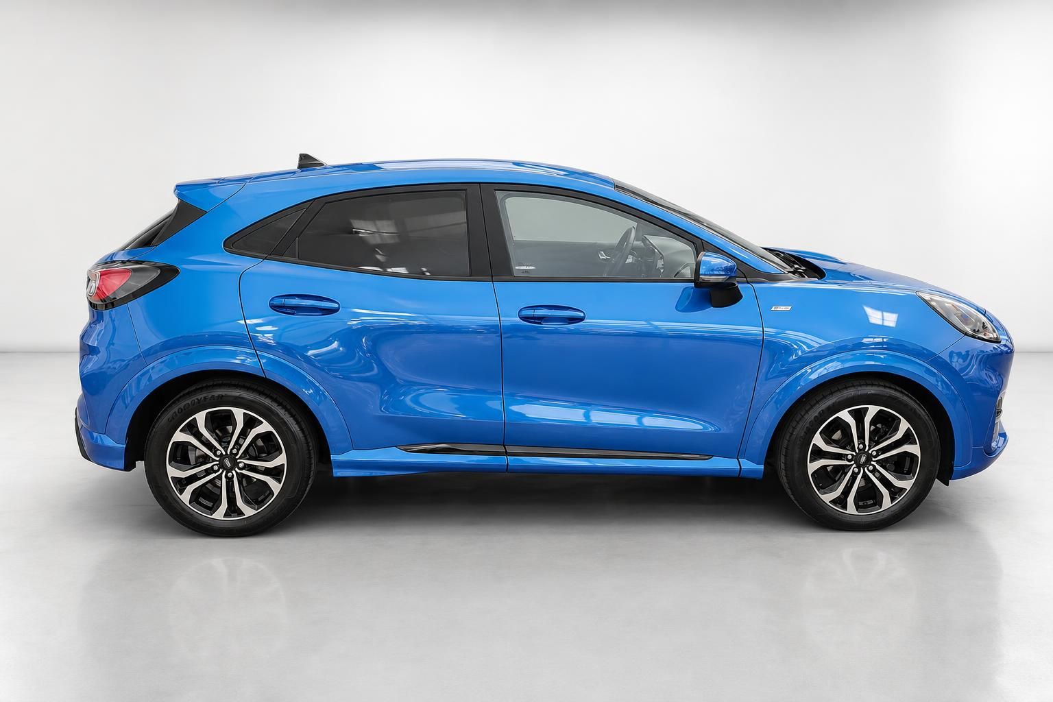 Ford Puma blau Seitenansicht Gebrauchtwagen mit Leichtmetallfelgen