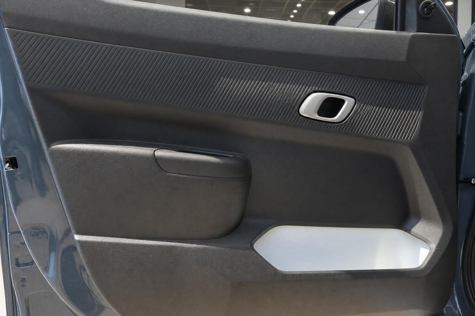 Detailansicht der Türverkleidung mit Türgriff im Fahrzeuginnenraum