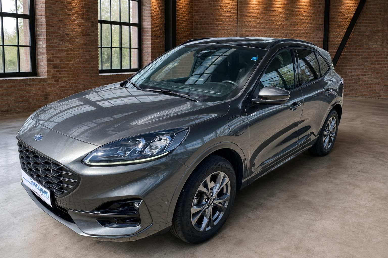 Ford Kuga grau metallic SUV Frontansicht in Showroom