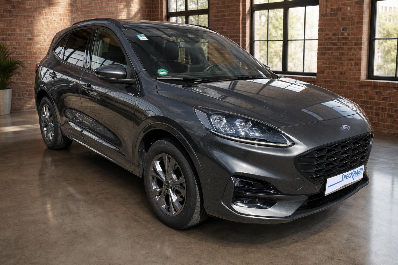 Ford Kuga anthrazit SUV Seitenansicht schräg von vorne