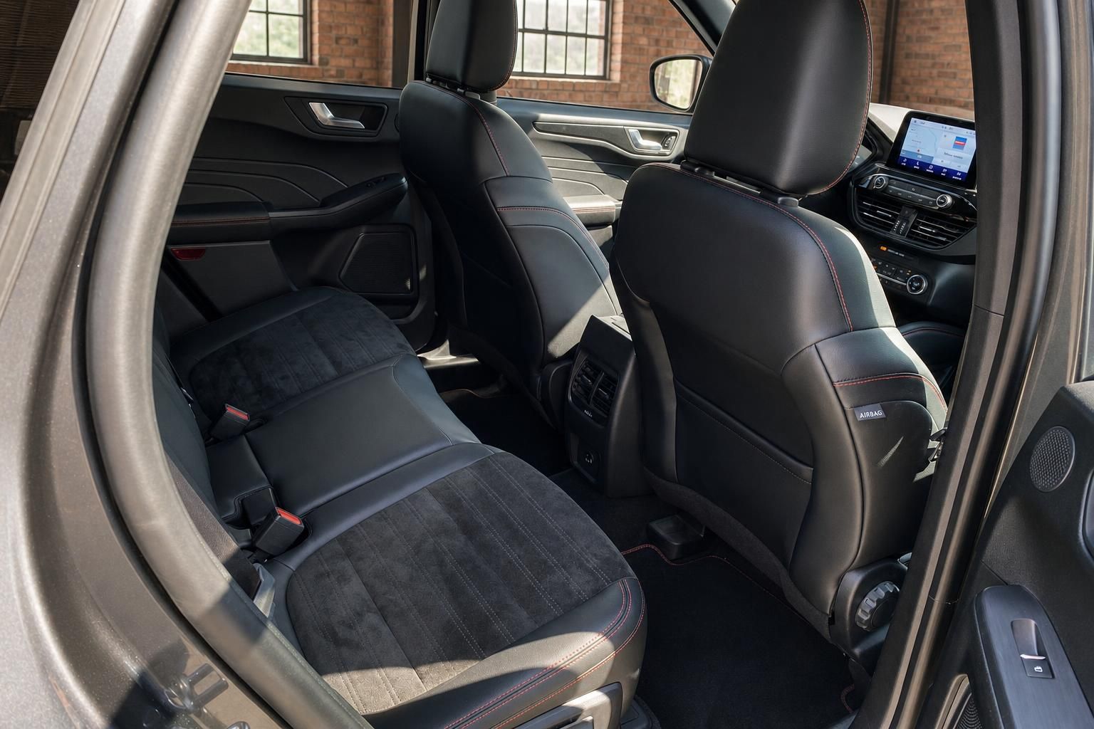 Ford Kuga Innenraum Rücksitze Lederausstattung schwarz