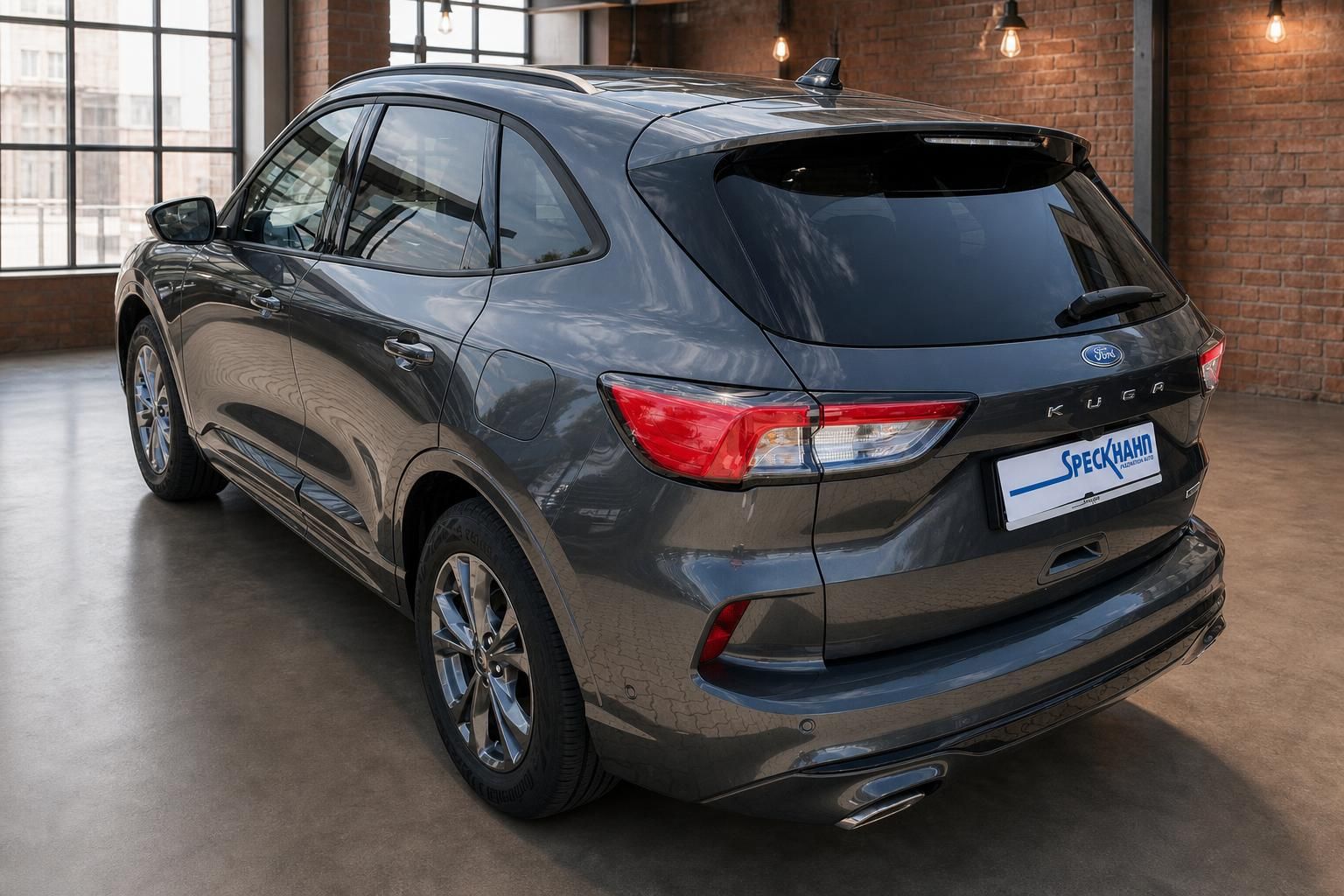 Ford Kuga grau SUV Heckansicht mit Rückleuchten Detail