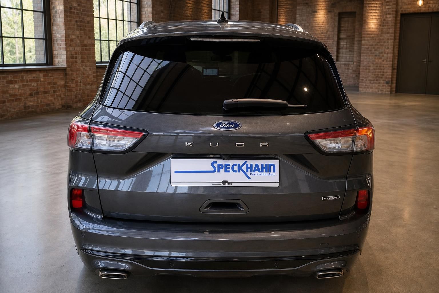 Ford Kuga Hybrid Heckansicht in Grau mit Kennzeichenhalter Speckhahn