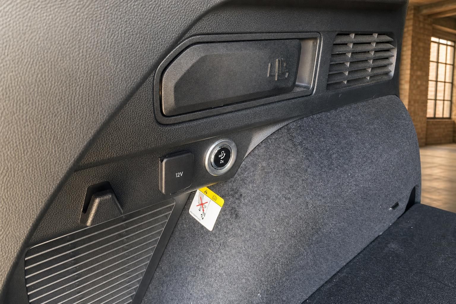 Ford Kuga Detailansicht 12V-Anschluss und Ablagefach im Kofferraum