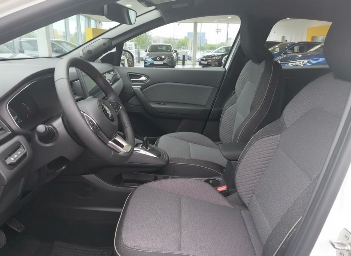Renault Innenraum mit schwarzen Stofssitzen, Lenkrad und Mittelkonsole im Autohaus
