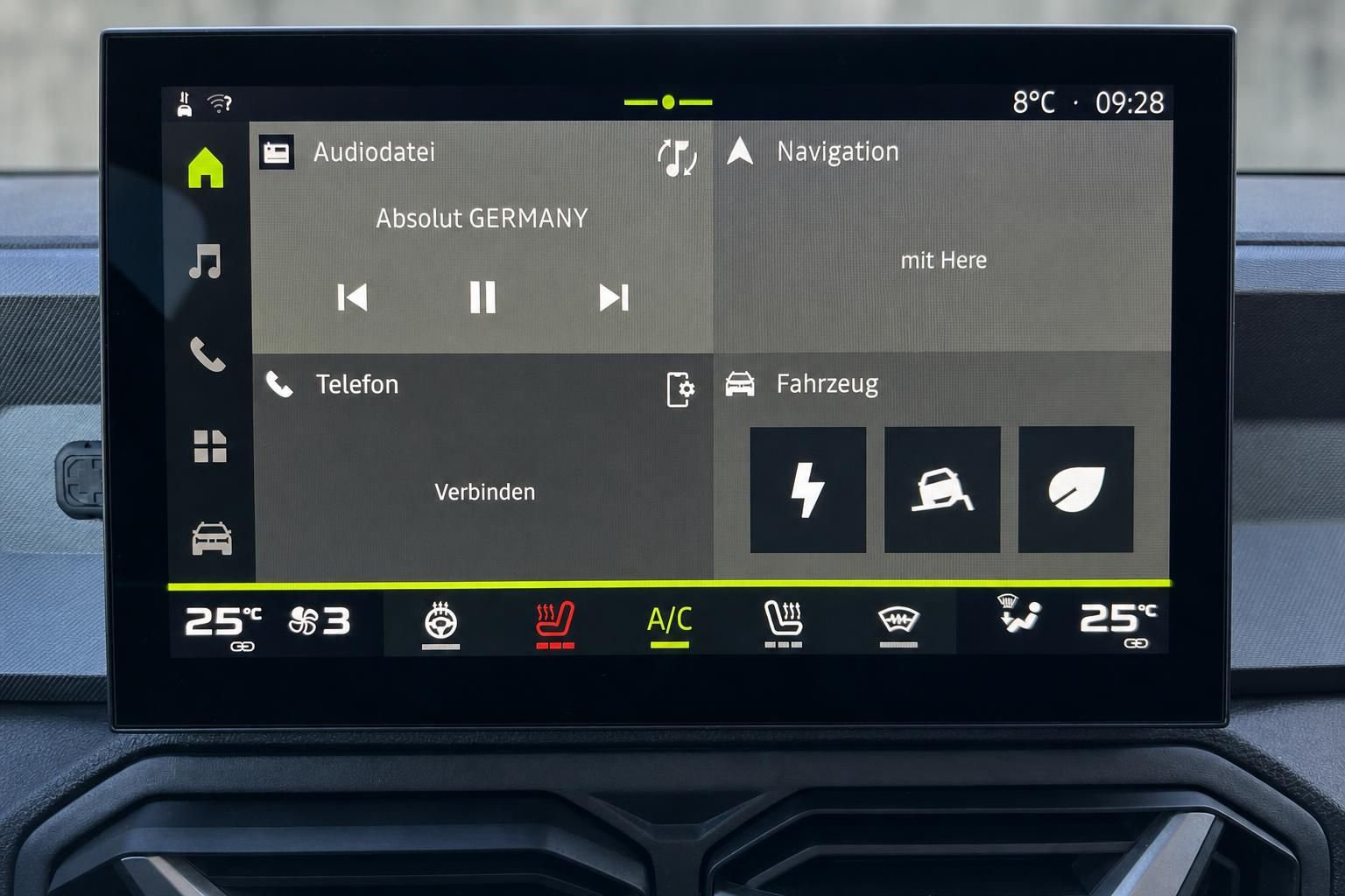 Fahrzeug-Infotainment-Display mit Navigationssystem und Klimasteuerung