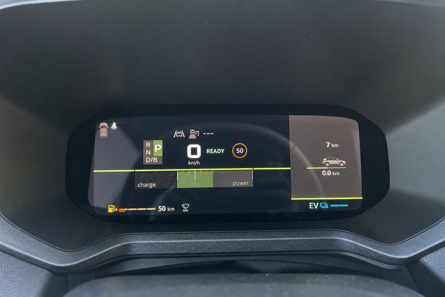 Digitales Armaturenbrett mit Elektrofahrzeug Display und Fahrmodus-Anzeige