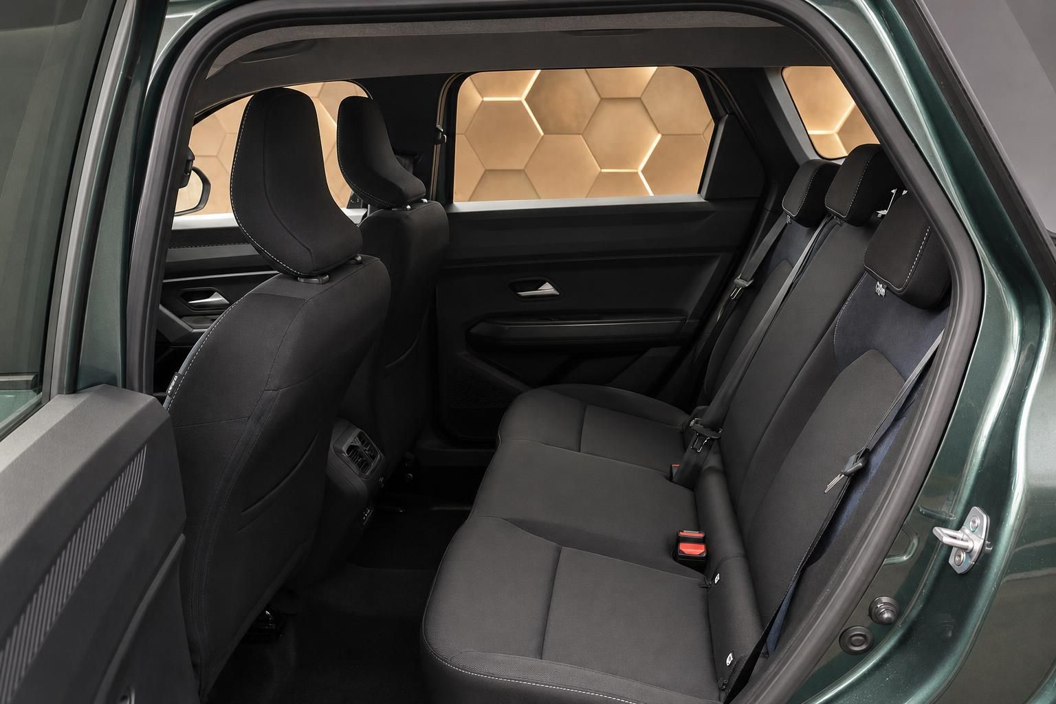 Dacia SUV grün Rücksitzbank mit schwarzen Stoffsitzen und großzügigem Raumangebot
