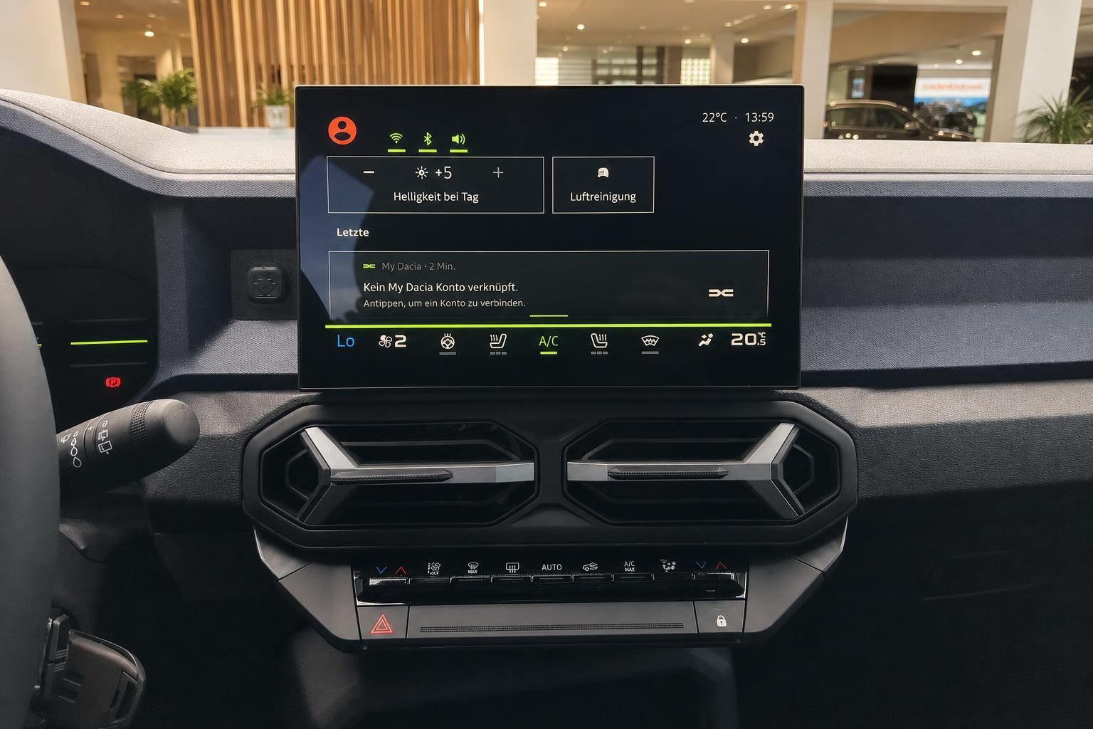 Dacia Infotainment-Touchscreen mit Klimaanlage-Steuerung und My Dacia Menü im Fahrzeuginnenraum