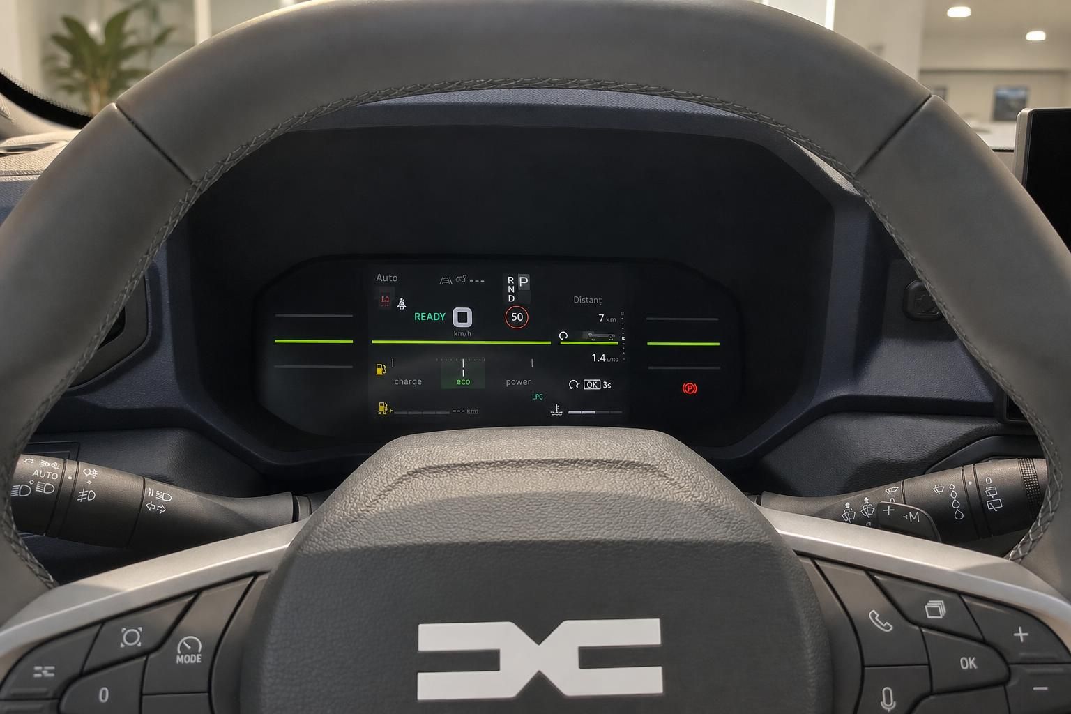 Dacia Innenraum – digitales Cockpit mit Lenkrad und Tacho-Display im Eco-Modus