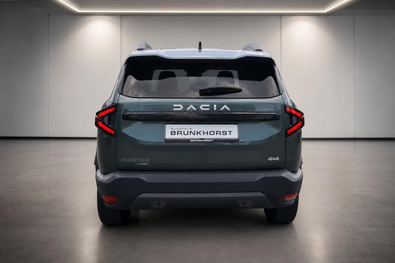 Dacia Bigster Hybrid 4x4 grün Heckansicht im Studio